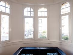 Rundbogenfenster aus Eukalyptusholz 